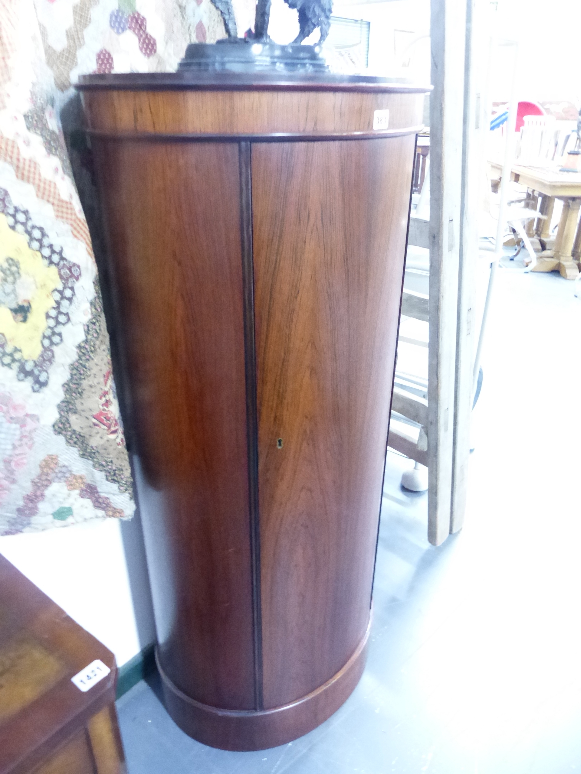 AN INTERESTING SCANDINAVIAN DANISH SANTOS ROSEWOOD OVAL FORM PEDESTAL CABINET WITH SINGLE DOOR. - Image 3 of 9