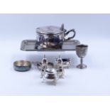 A THREE PIECE HALLMARKED SILVER CONDIMENT SET TOGETHER WITH TWO SILVER MUSTARD SPOONS AND A
