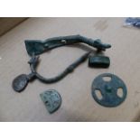 A GOOD COLLECTION OF ROMAN ARTEFACTS TO INCLUDE BRONZE FITTINGS, JEWELLERY, A BONE RING, TWO ROMAN