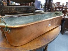 AN ANTIQUE COPPER PAN WITH IRON SWING HANDLE.