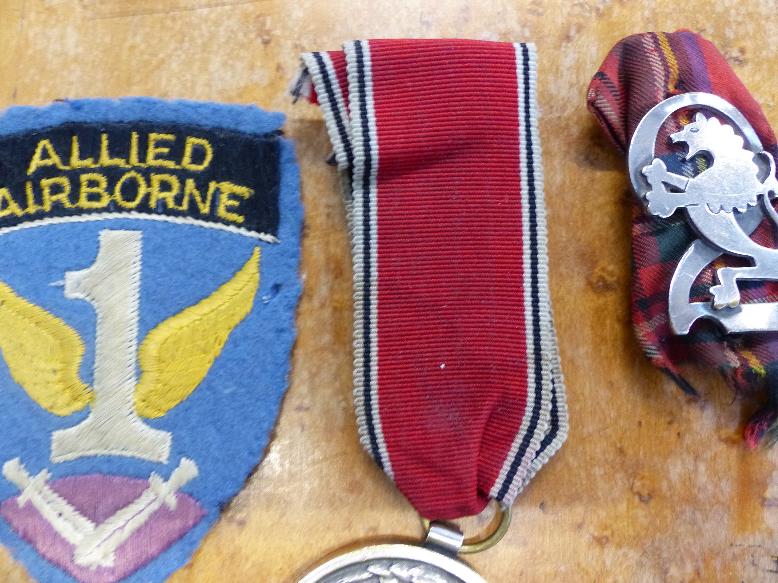 A SMALL COLLECTION OF FIRST AND SECOND WAR BRITISH AND GERMAN MEDALS, CAP BADGES, CLOTH BADGES ETC. - Image 4 of 20