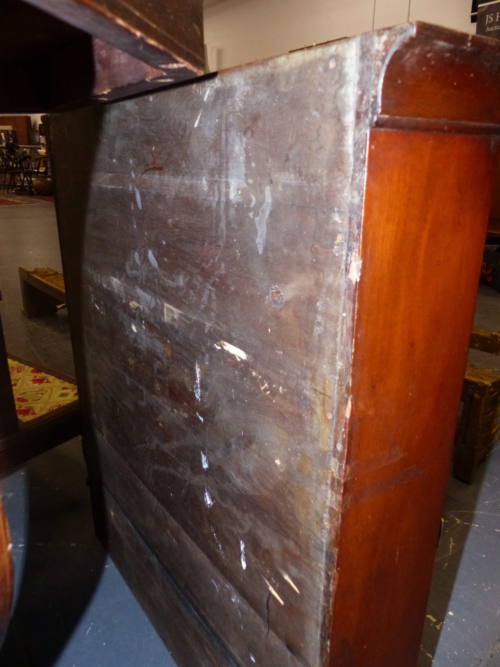 AN ANTIQUE MAHOGANY GLAZED CABINET WITH MIRRORED BACK. - Image 6 of 8