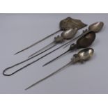 FOUR WHITE METAL DECORATIVE ELONGATED SPOONS TOGETHER WITH A SHIELD SHAPED PLAQUE. APPROXIMATE MEASU