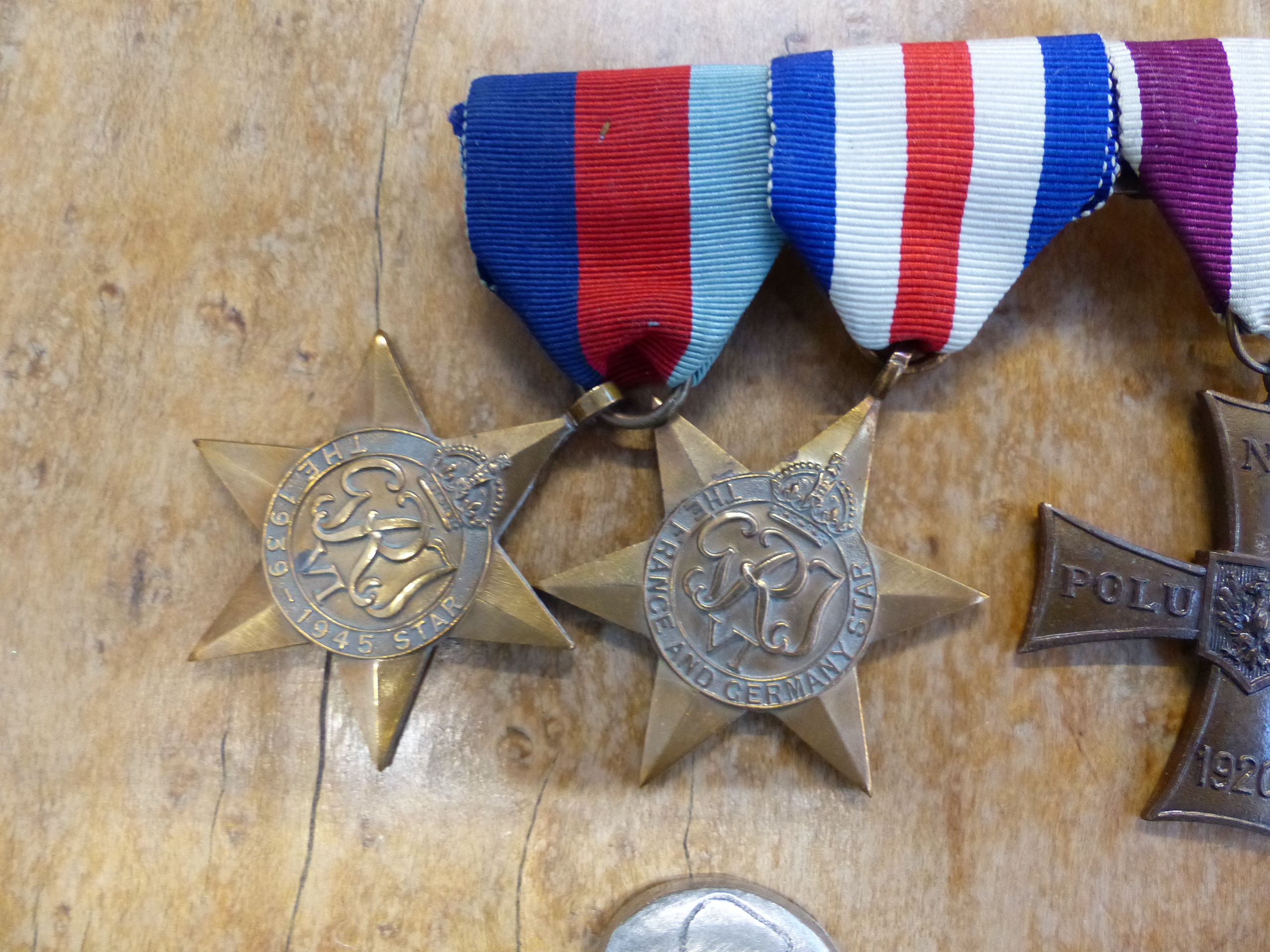 A SMALL COLLECTION OF FIRST AND SECOND WAR BRITISH AND GERMAN MEDALS, CAP BADGES, CLOTH BADGES ETC. - Image 12 of 20