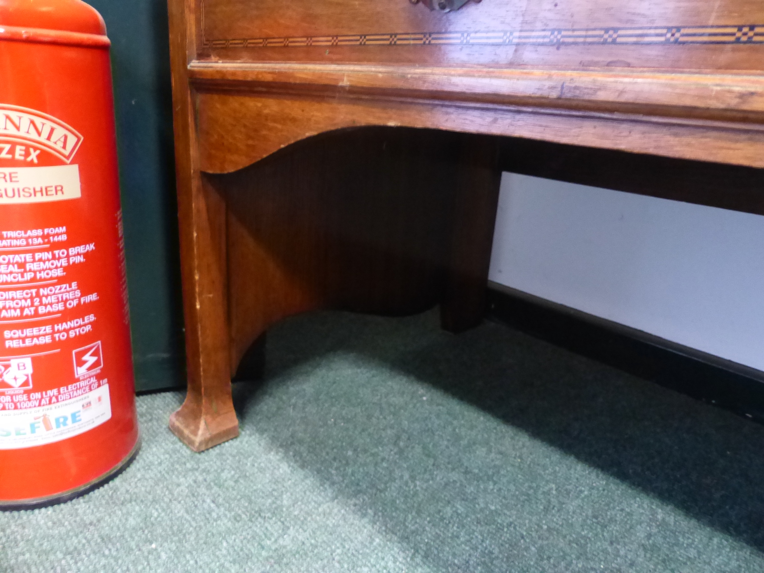 AN ARTS AND CRAFTS OAK DRESSING TABLE BY SHAPLAND & PETTER. W.123cms. - Image 13 of 13