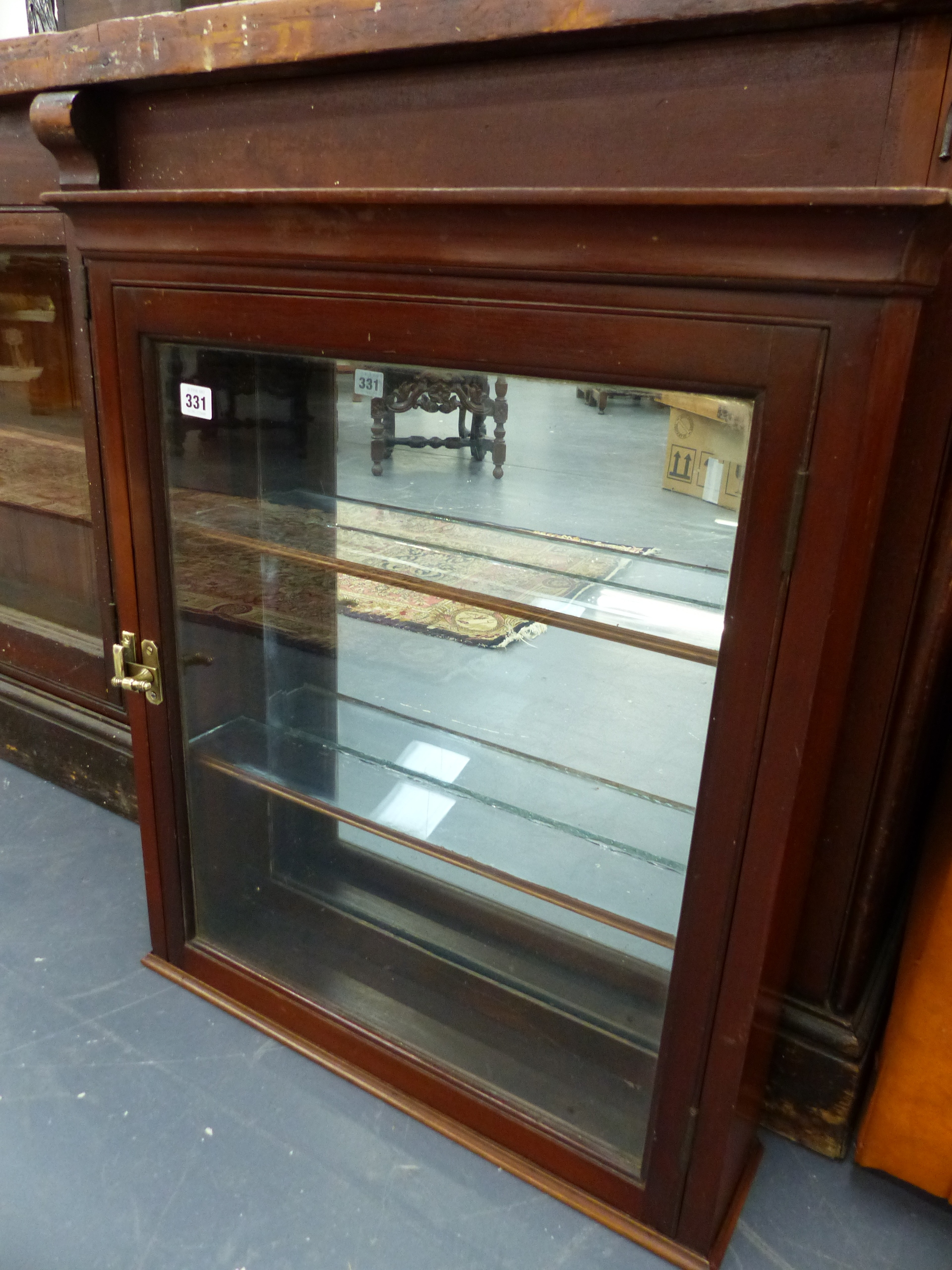 AN ANTIQUE MAHOGANY GLAZED CABINET WITH MIRRORED BACK.