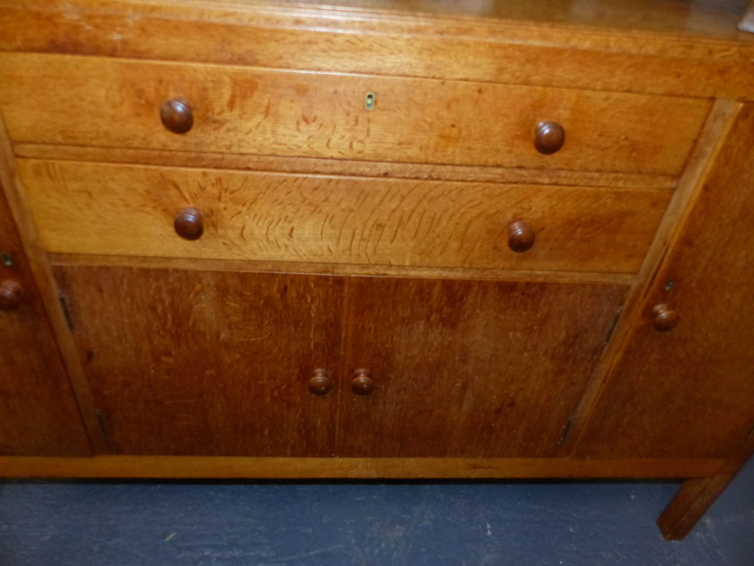 A HEAL'S GOLDEN OAK SIDEBOARD WITH TWO CENTRAL DRAWERS OVER CUPBOARD DOORS WITH TURNED WOODEN - Image 8 of 19