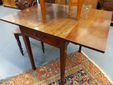 A LATE GEORGIAN MAHOGANY PEMBROKE TABLE, THE TOP 95 x 71cms EXTENDED.