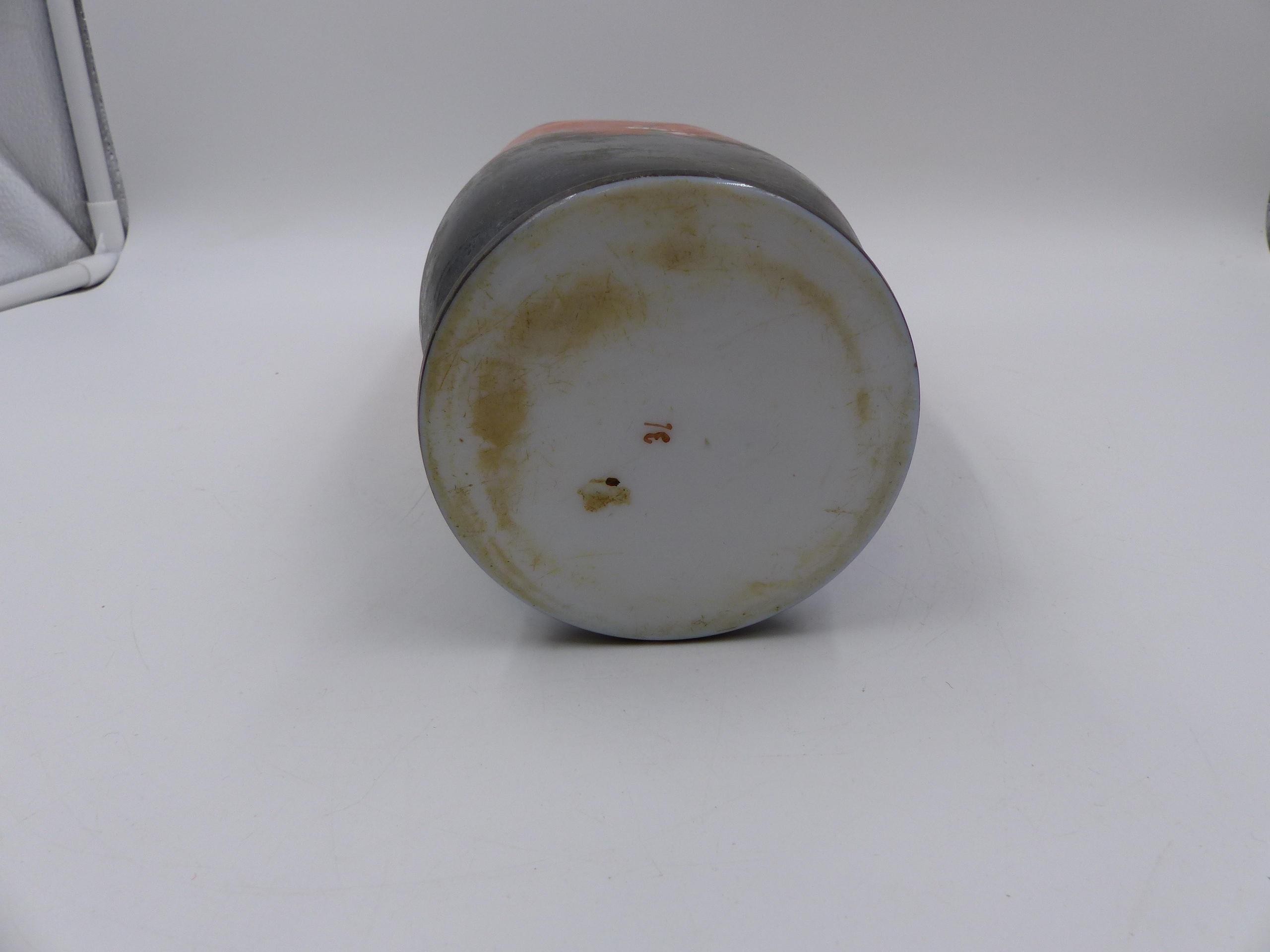 AN ANTIQUE FRENCH OPALINE VASE DECORATED IN THE ORIENTALIST MANNER. H.25cms. - Image 7 of 7