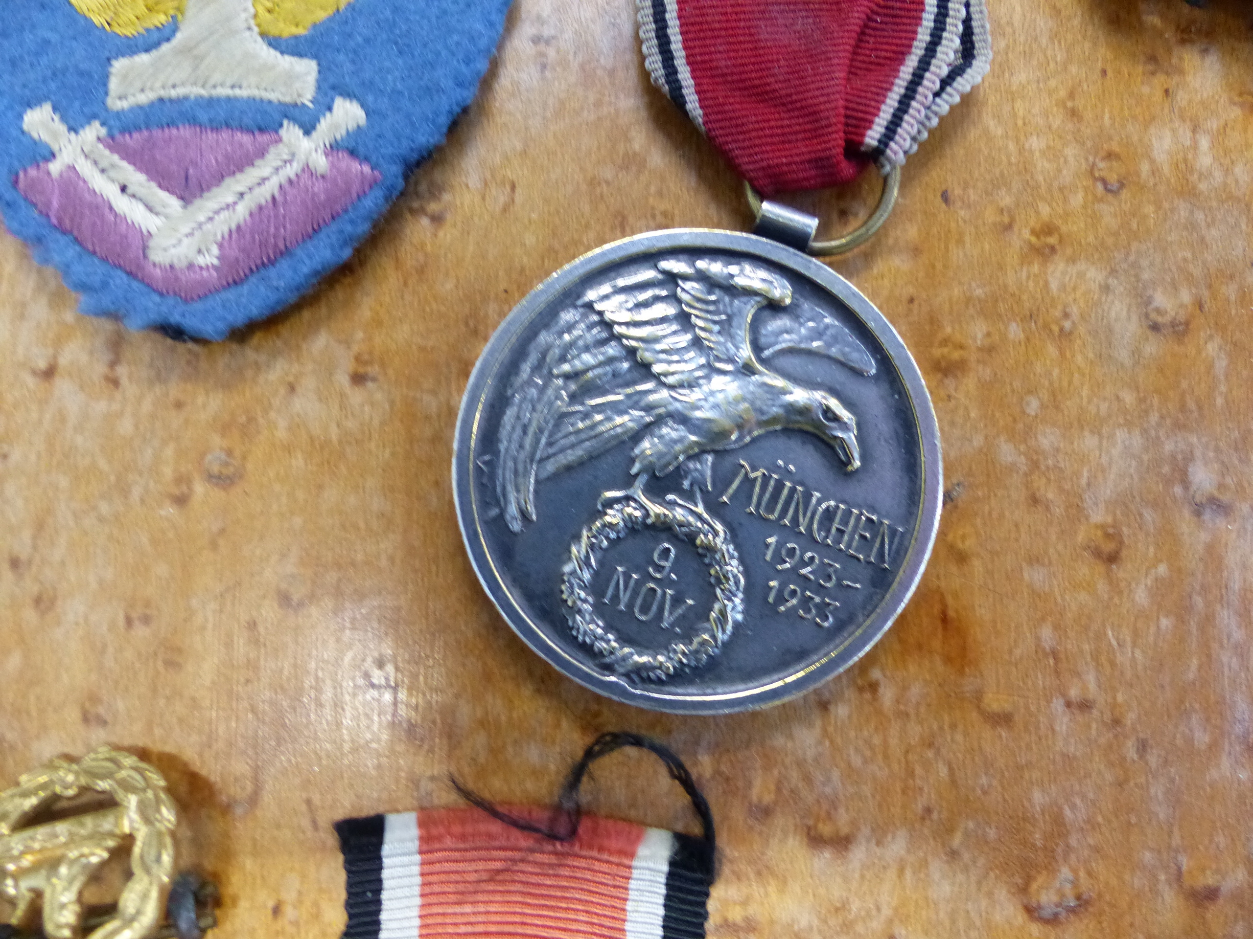 A SMALL COLLECTION OF FIRST AND SECOND WAR BRITISH AND GERMAN MEDALS, CAP BADGES, CLOTH BADGES ETC. - Image 2 of 20