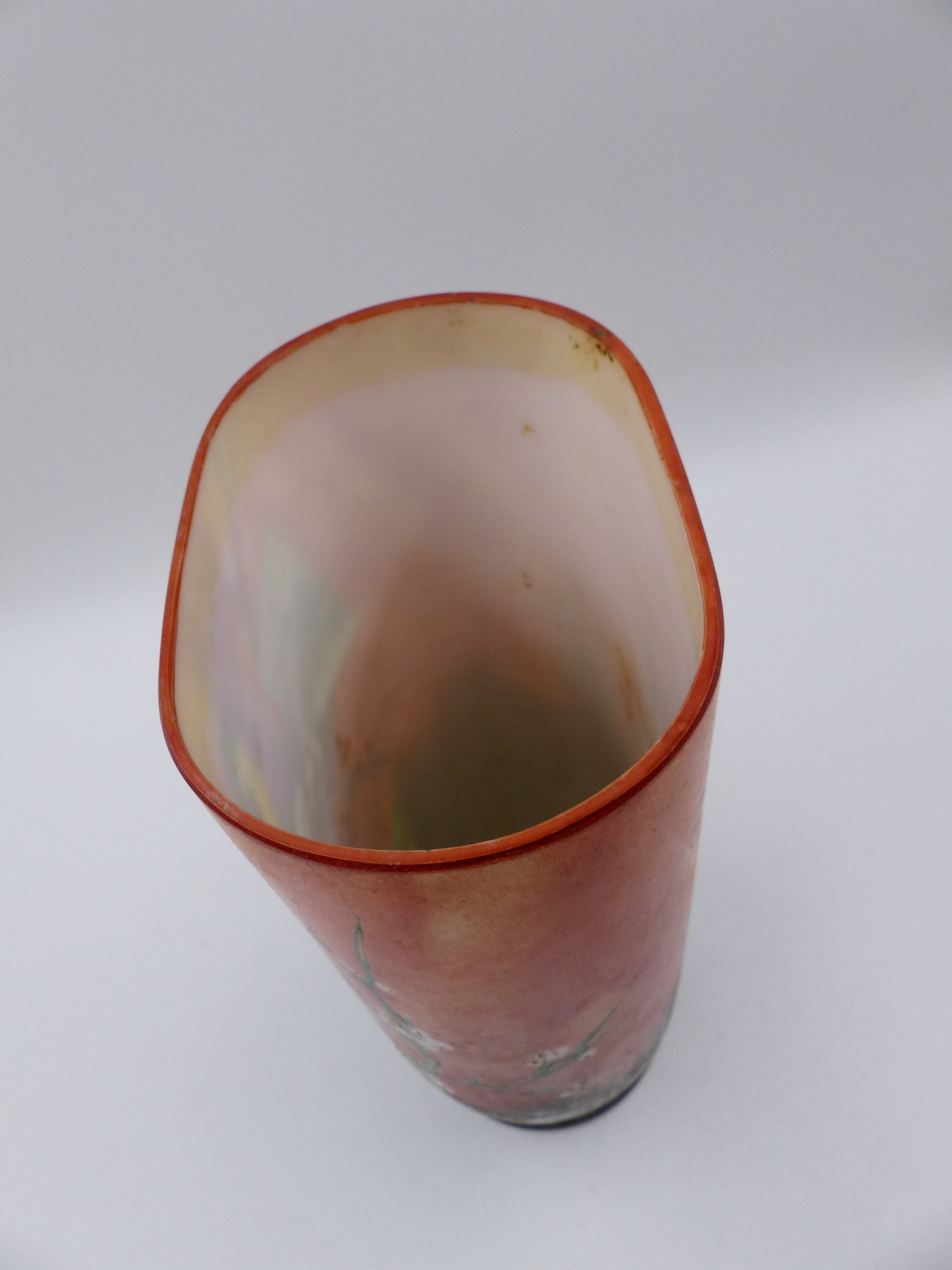 AN ANTIQUE FRENCH OPALINE VASE DECORATED IN THE ORIENTALIST MANNER. H.25cms. - Image 6 of 7