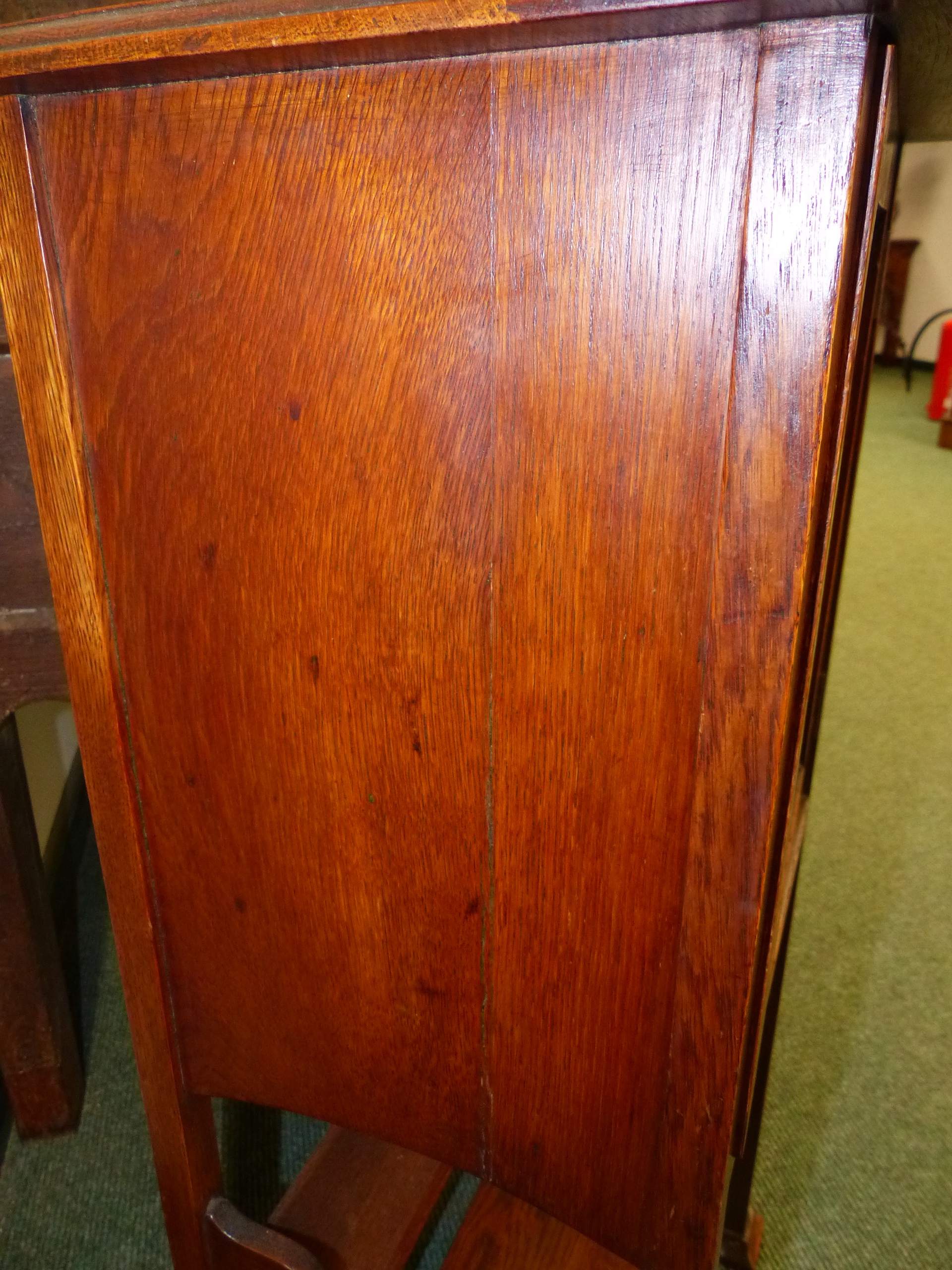 AN ARTS AND CRAFTS SMALL OAK SMOKER'S CABINET WITH BOOK TROUGH BELOW. - Image 4 of 15