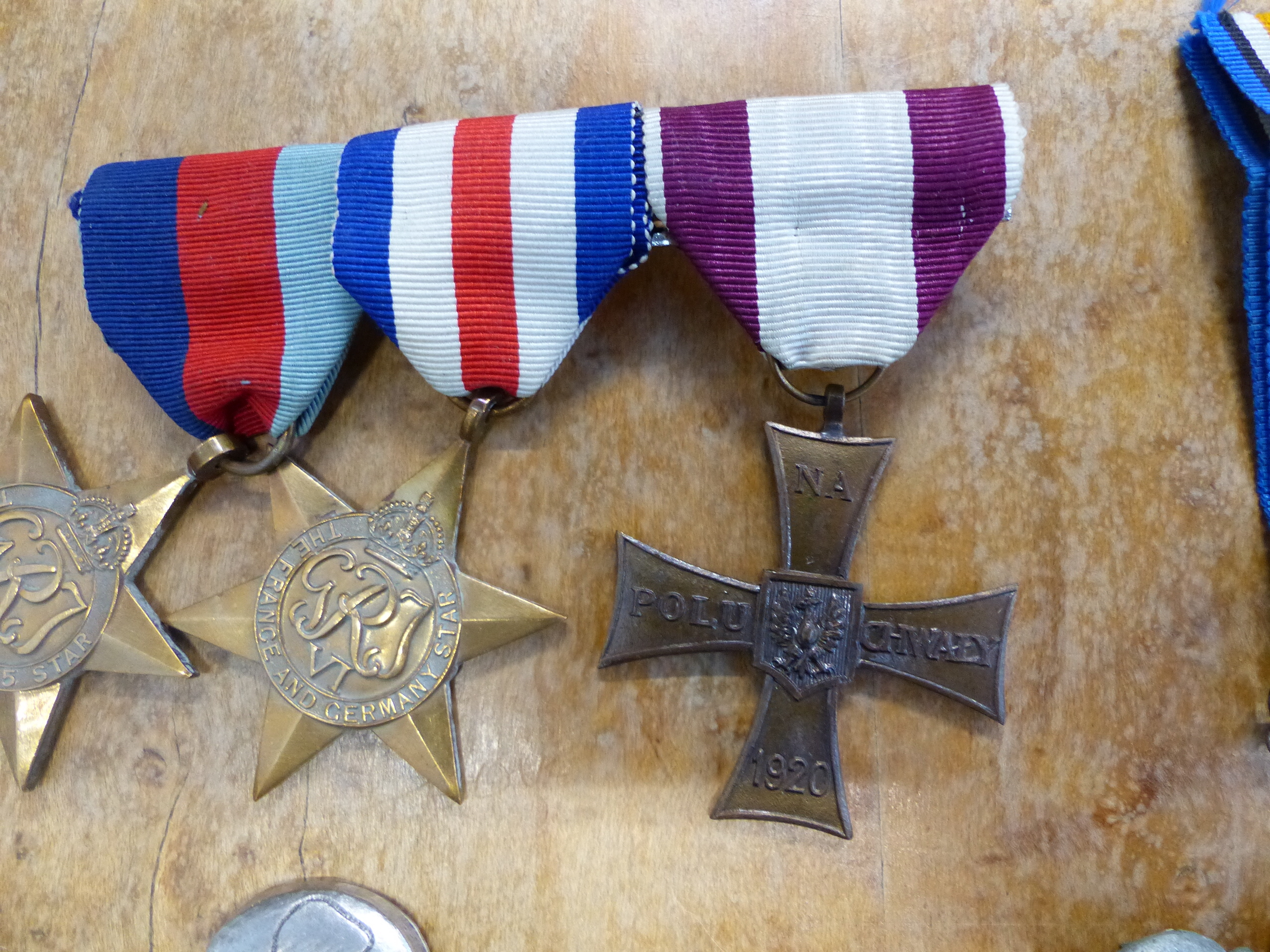 A SMALL COLLECTION OF FIRST AND SECOND WAR BRITISH AND GERMAN MEDALS, CAP BADGES, CLOTH BADGES ETC. - Image 13 of 20