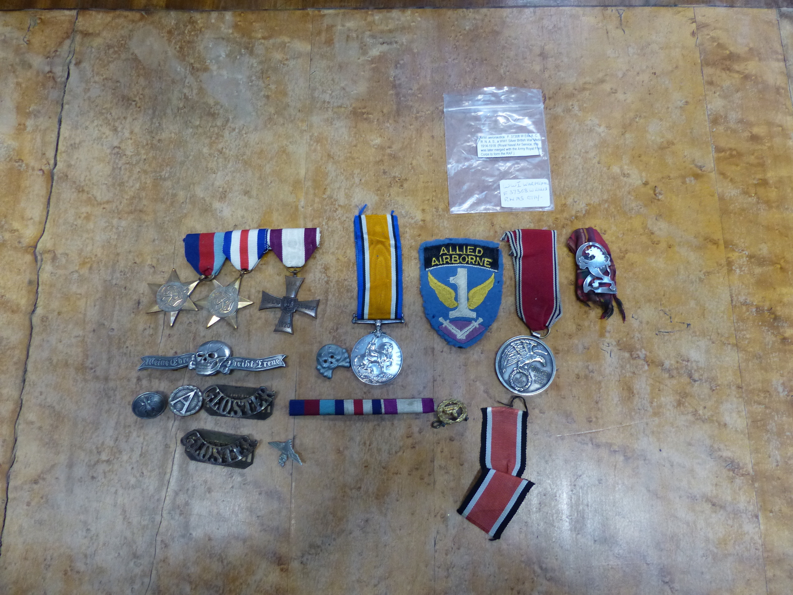 A SMALL COLLECTION OF FIRST AND SECOND WAR BRITISH AND GERMAN MEDALS, CAP BADGES, CLOTH BADGES ETC.