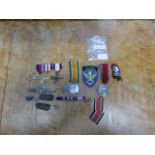 A SMALL COLLECTION OF FIRST AND SECOND WAR BRITISH AND GERMAN MEDALS, CAP BADGES, CLOTH BADGES ETC.
