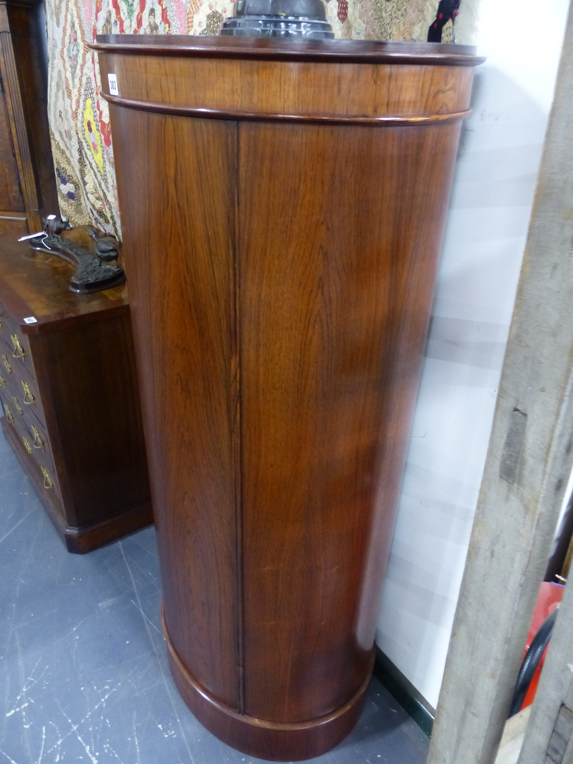 AN INTERESTING SCANDINAVIAN DANISH SANTOS ROSEWOOD OVAL FORM PEDESTAL CABINET WITH SINGLE DOOR. - Image 2 of 9