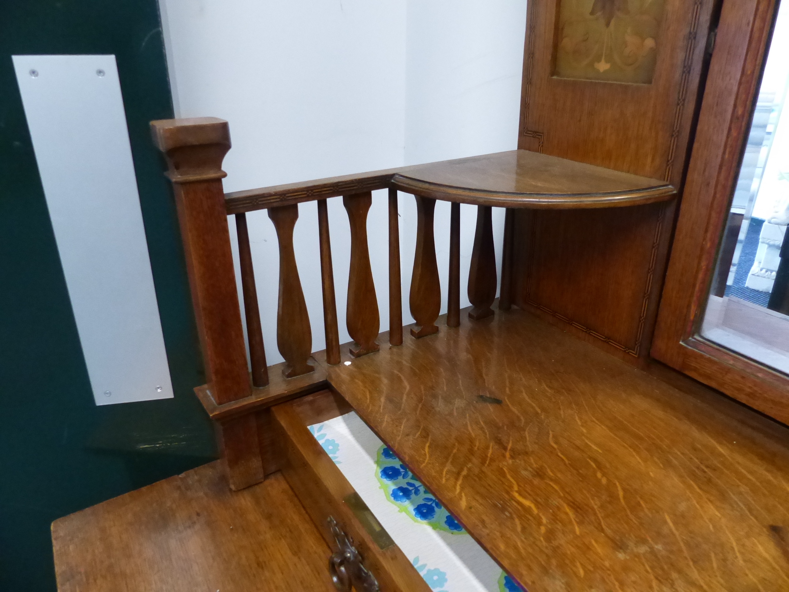 AN ARTS AND CRAFTS OAK DRESSING TABLE BY SHAPLAND & PETTER. W.123cms. - Image 11 of 13