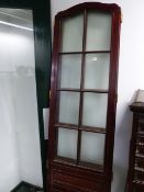 AN EDWARDIAN MAHOGANY AND GLAZED FOUR FOLD ROOM DIVIDER / SCREEN.