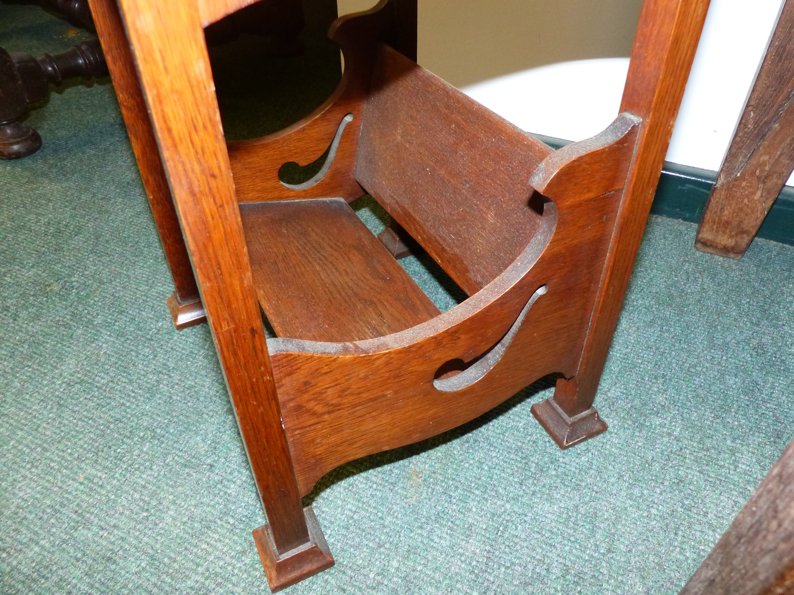 AN ARTS AND CRAFTS SMALL OAK SMOKER'S CABINET WITH BOOK TROUGH BELOW. - Image 7 of 15