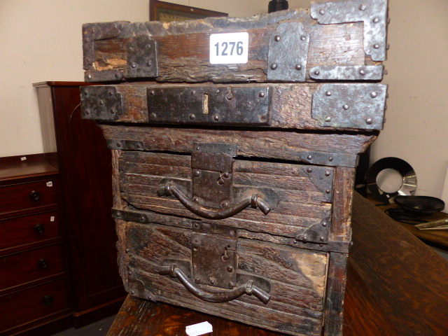 AN UNUSUAL FAR EASTERN IRON MOUNTED TRAVELLING CHEST. - Image 4 of 10