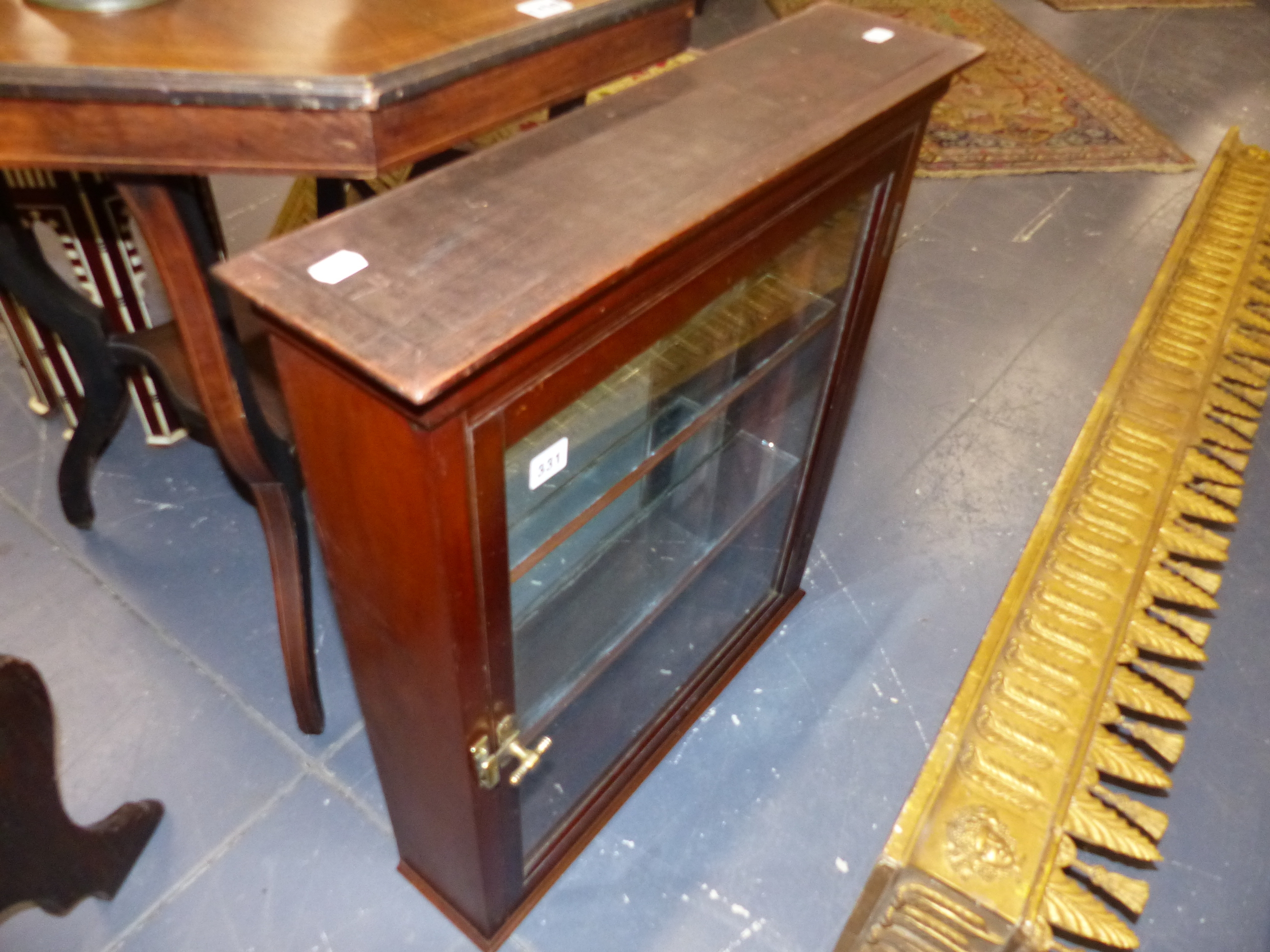 AN ANTIQUE MAHOGANY GLAZED CABINET WITH MIRRORED BACK. - Image 3 of 8