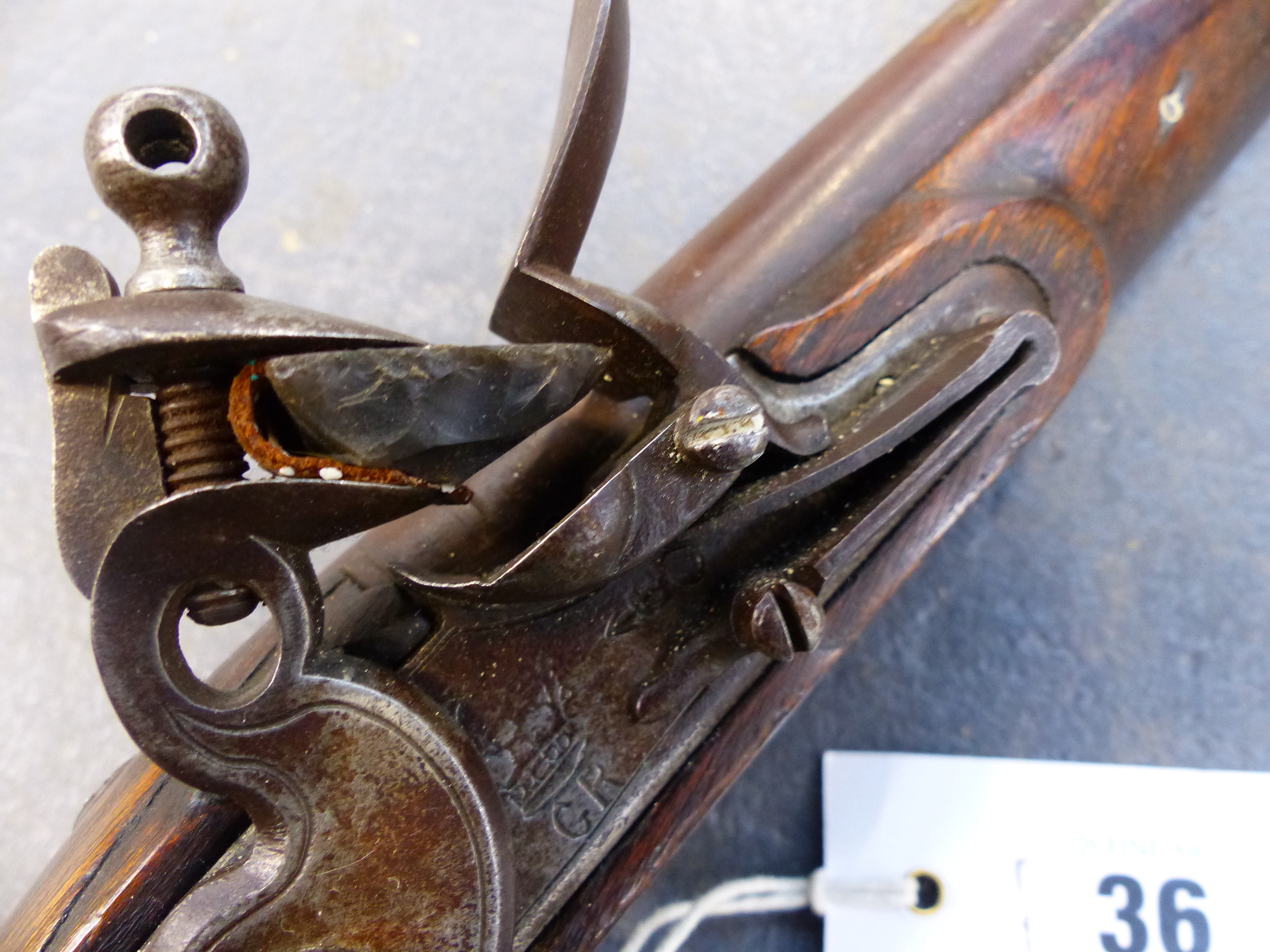 A SEA SERVICE PATTERN FLINTLOCK PISTOL OF INDETERMINATE AGE ( AS SUCH FALLS UNDER SECTION ONE OF THE - Bild 29 aus 59