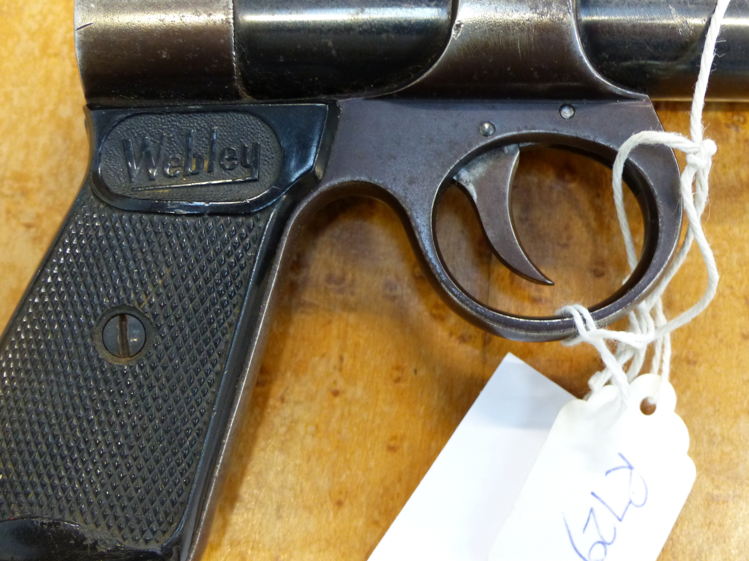 A VINTAGE WEBLEY JUNIOR AIR PISTOL WITH SPECIAL ORDER ENGRAVED DECORATIONS - Bild 13 aus 16