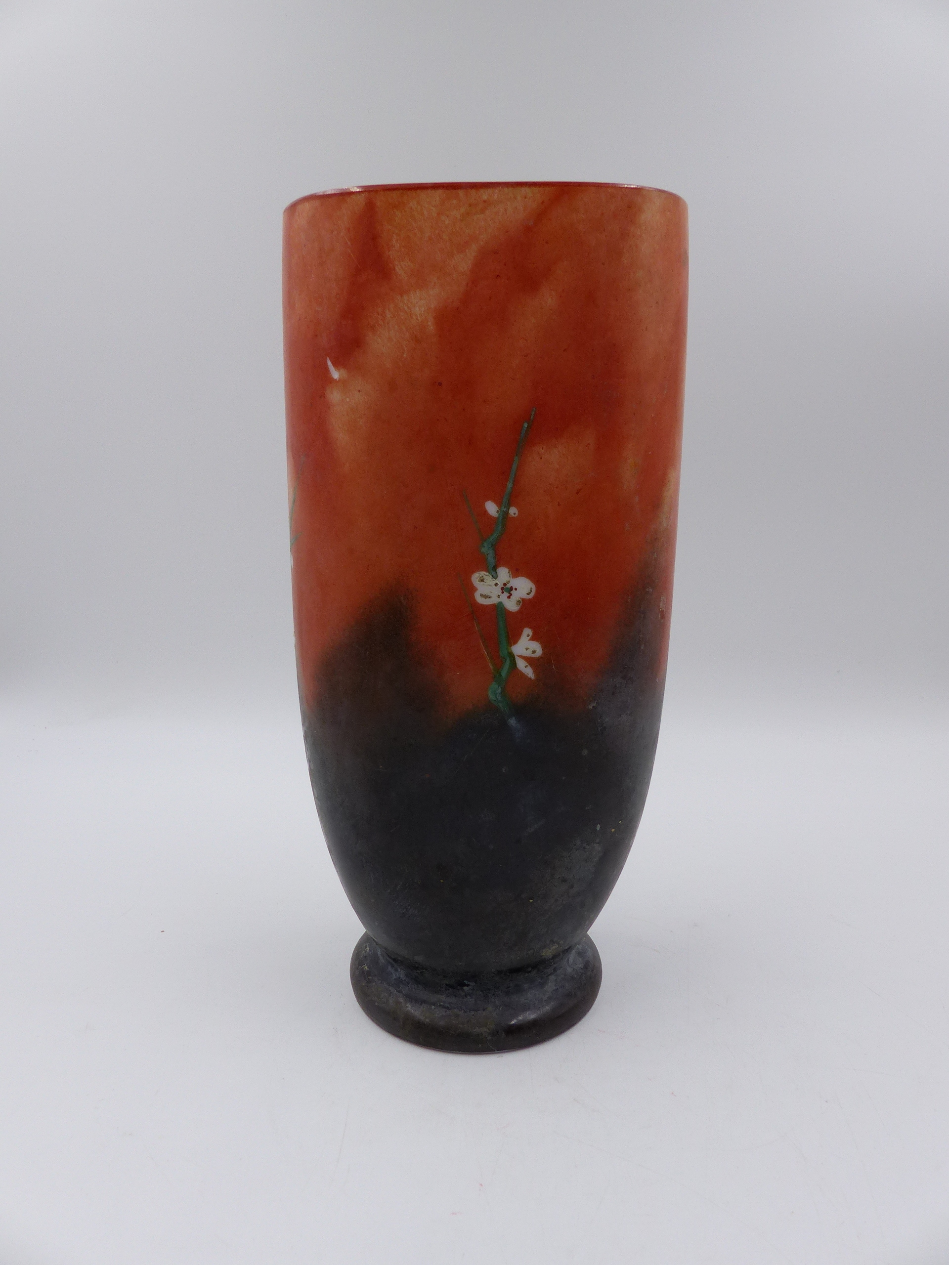 AN ANTIQUE FRENCH OPALINE VASE DECORATED IN THE ORIENTALIST MANNER. H.25cms. - Image 3 of 7