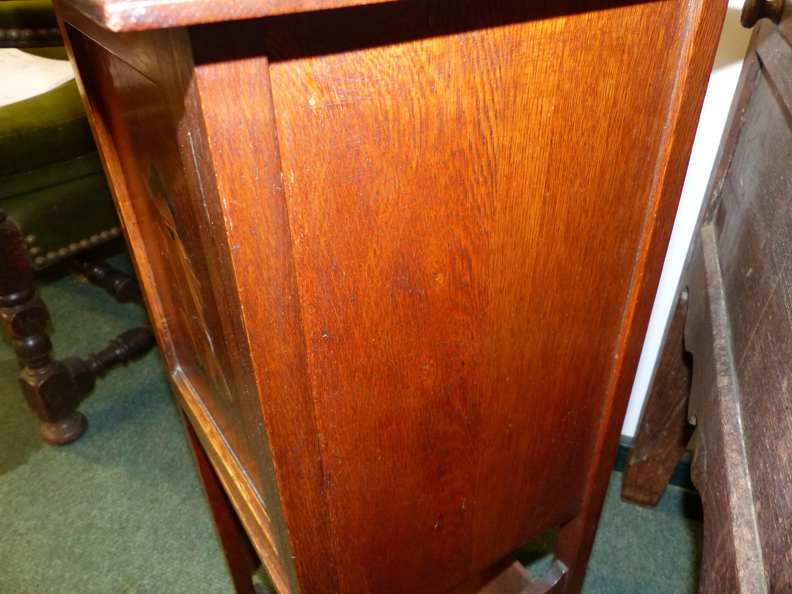 AN ARTS AND CRAFTS SMALL OAK SMOKER'S CABINET WITH BOOK TROUGH BELOW. - Image 8 of 15