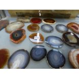 A COLLECTION OF AGATE AND OTHER HARDSTONE POLISHED SLICES OF VARYING SIZE. APPROX 20.