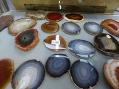 A COLLECTION OF AGATE AND OTHER HARDSTONE POLISHED SLICES OF VARYING SIZE. APPROX 20.