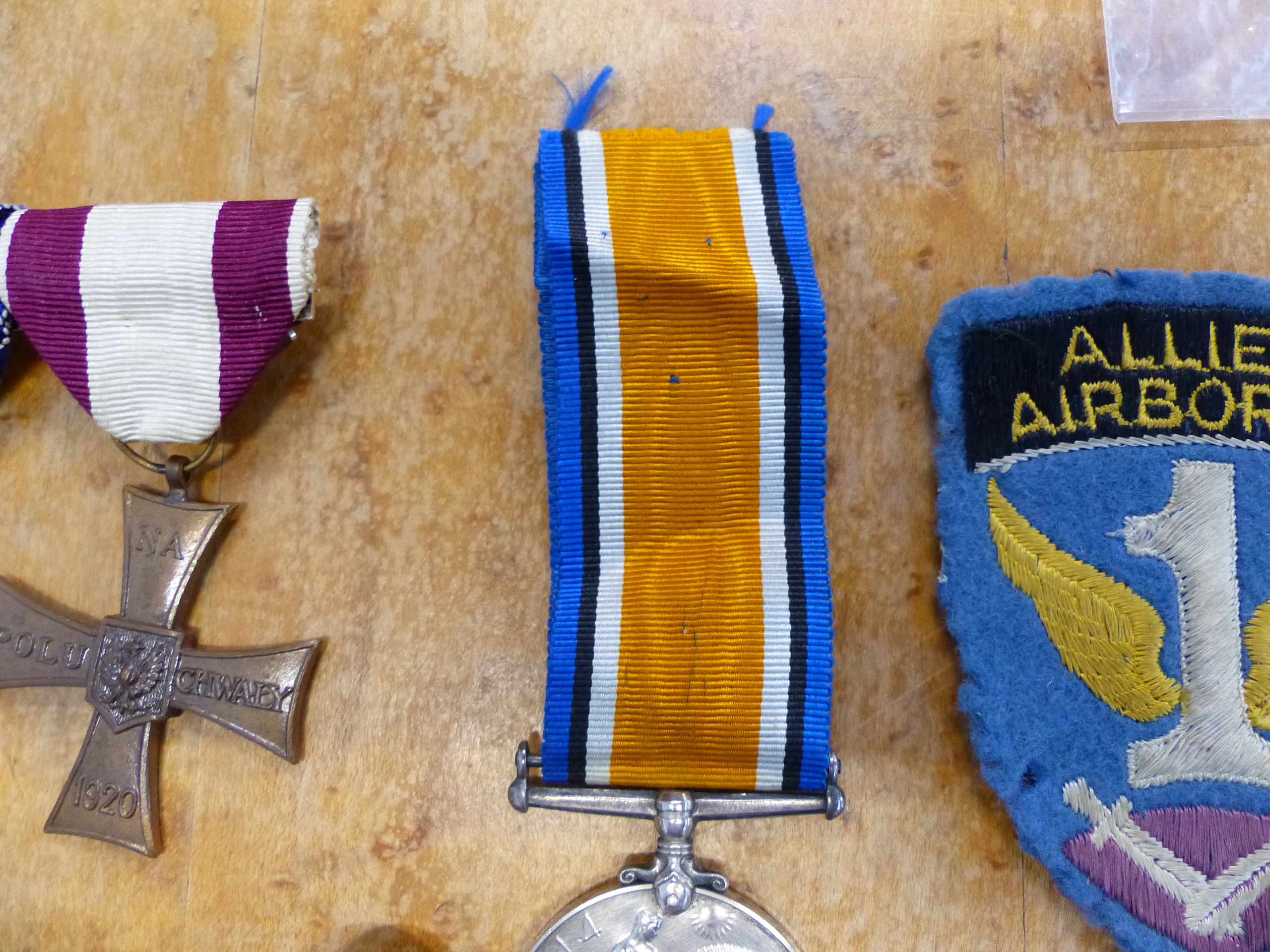 A SMALL COLLECTION OF FIRST AND SECOND WAR BRITISH AND GERMAN MEDALS, CAP BADGES, CLOTH BADGES ETC. - Image 6 of 20