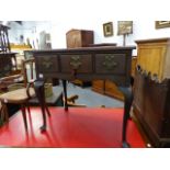 A GOOD ANTIQUE MAHOGANY LOWBOY WITH THREE FRIEZE DRAWERS ON SHAPED CABRIOLE LEGS AND PAD FEET.