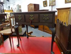 A GOOD ANTIQUE MAHOGANY LOWBOY WITH THREE FRIEZE DRAWERS ON SHAPED CABRIOLE LEGS AND PAD FEET.