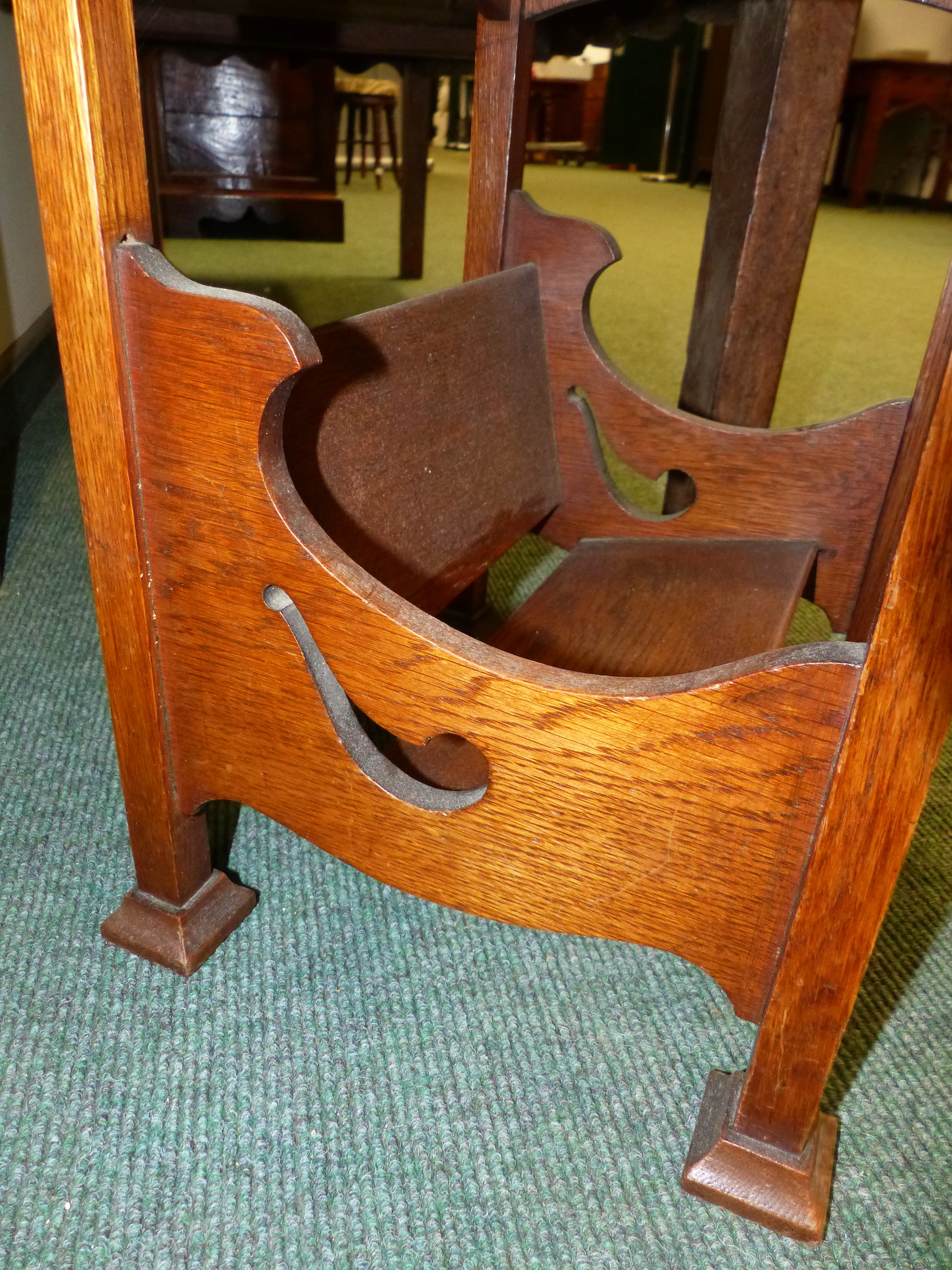 AN ARTS AND CRAFTS SMALL OAK SMOKER'S CABINET WITH BOOK TROUGH BELOW. - Image 5 of 15