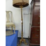 A GEORGIAN STYLE CARVED PAINTED AND GILTWOOD FLOOR LAMP WITH A FRINGED VINTAGE SHADE.