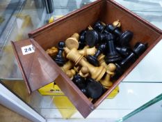 A STAUNTON PATTERN CHESS SET (UNSIGNED) CONTAINED IN A MAHOGANY SLIDE TOP BOX.