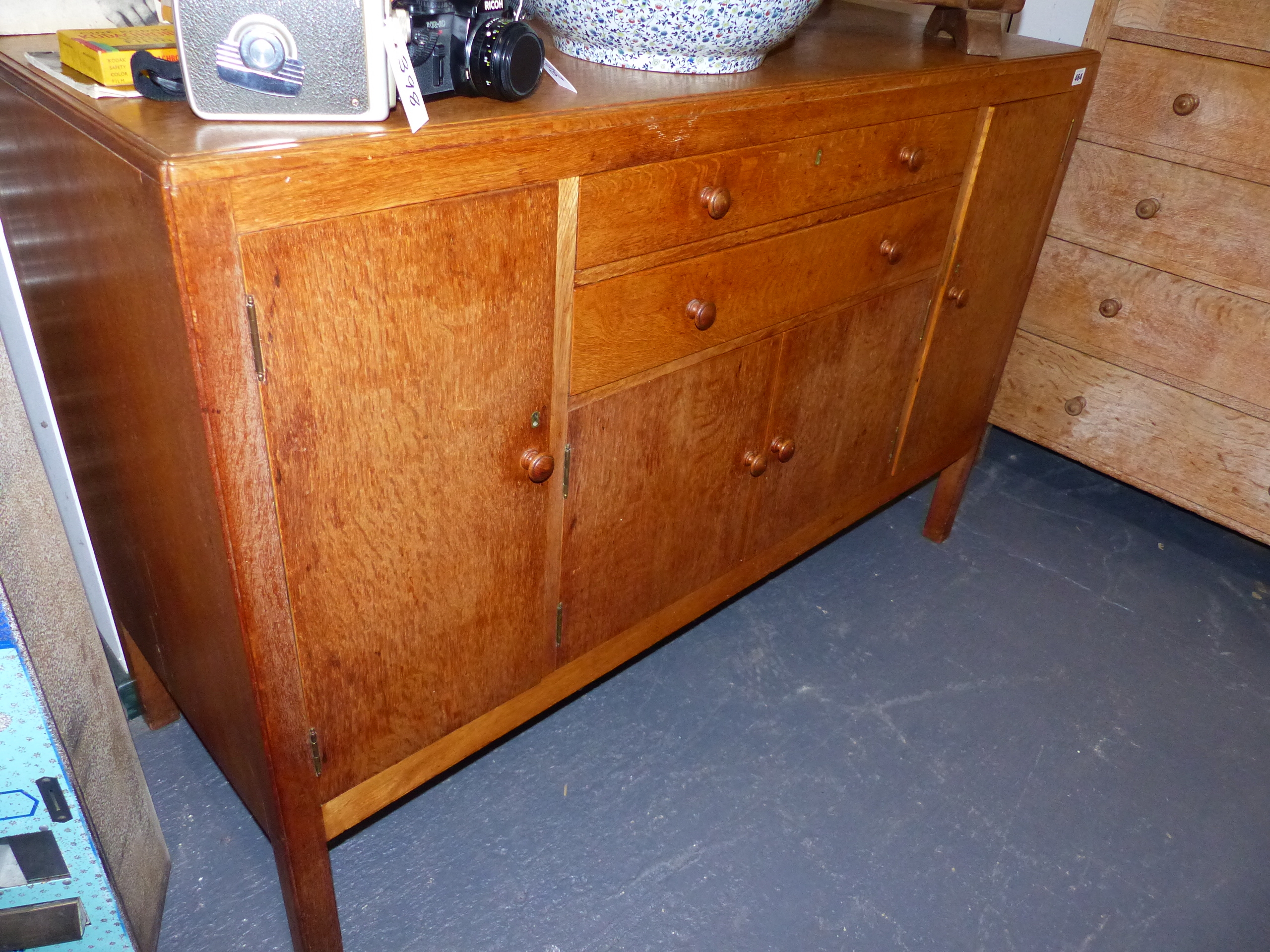 A HEAL'S GOLDEN OAK SIDEBOARD WITH TWO CENTRAL DRAWERS OVER CUPBOARD DOORS WITH TURNED WOODEN - Image 4 of 19