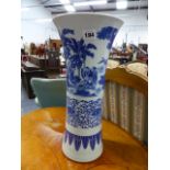 A CHINESE BLUE AND WHITE LARGE BEAKER FORM VASE DECORATED WITH FIGURES IN LANDSCAPE SETTINGS. H.