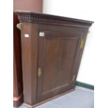 A LATE GEORGIAN OAK CORNER CABINET. W.73 x H.84cms.