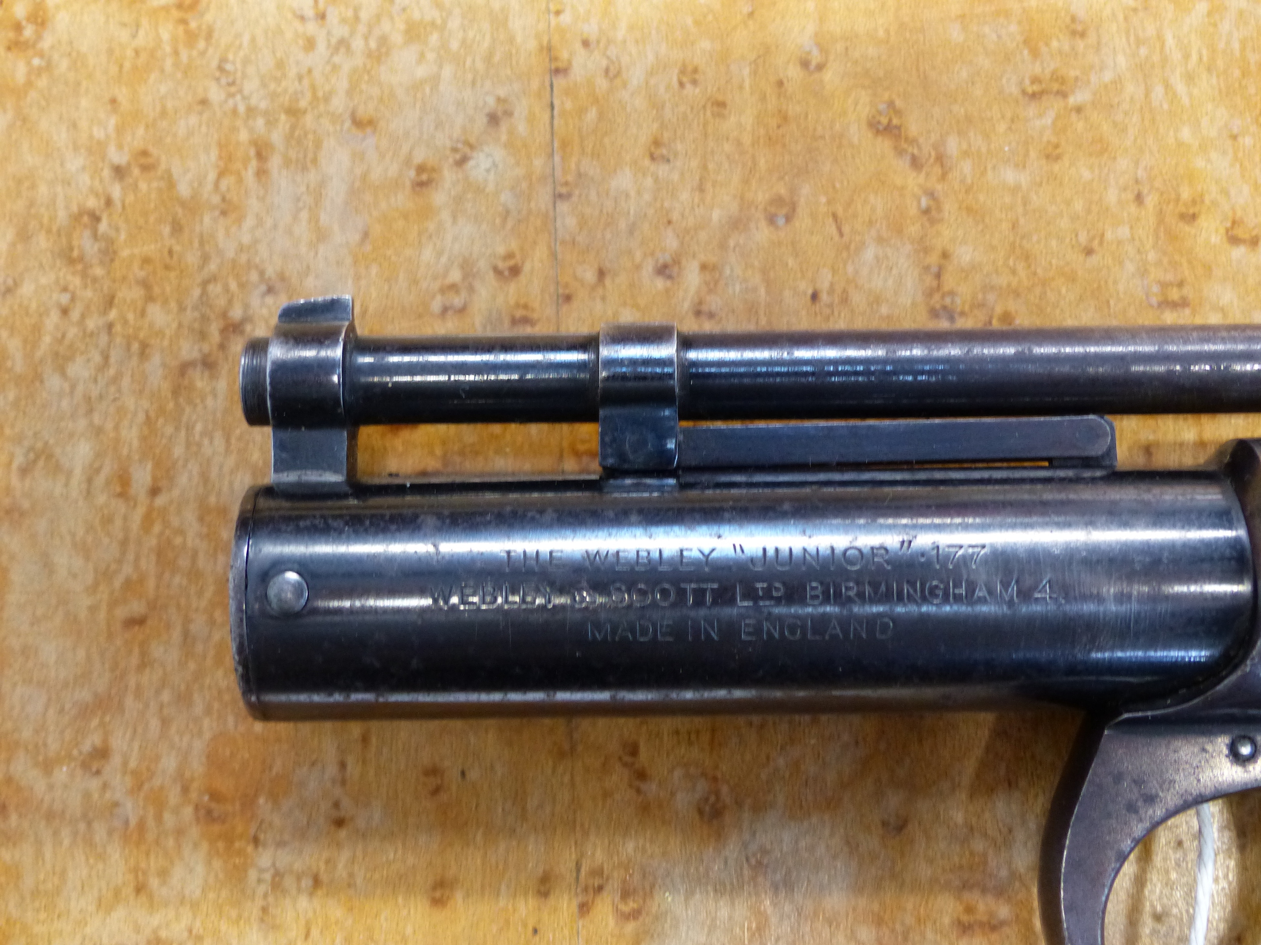 A VINTAGE WEBLEY JUNIOR AIR PISTOL WITH SPECIAL ORDER ENGRAVED DECORATIONS - Bild 8 aus 16