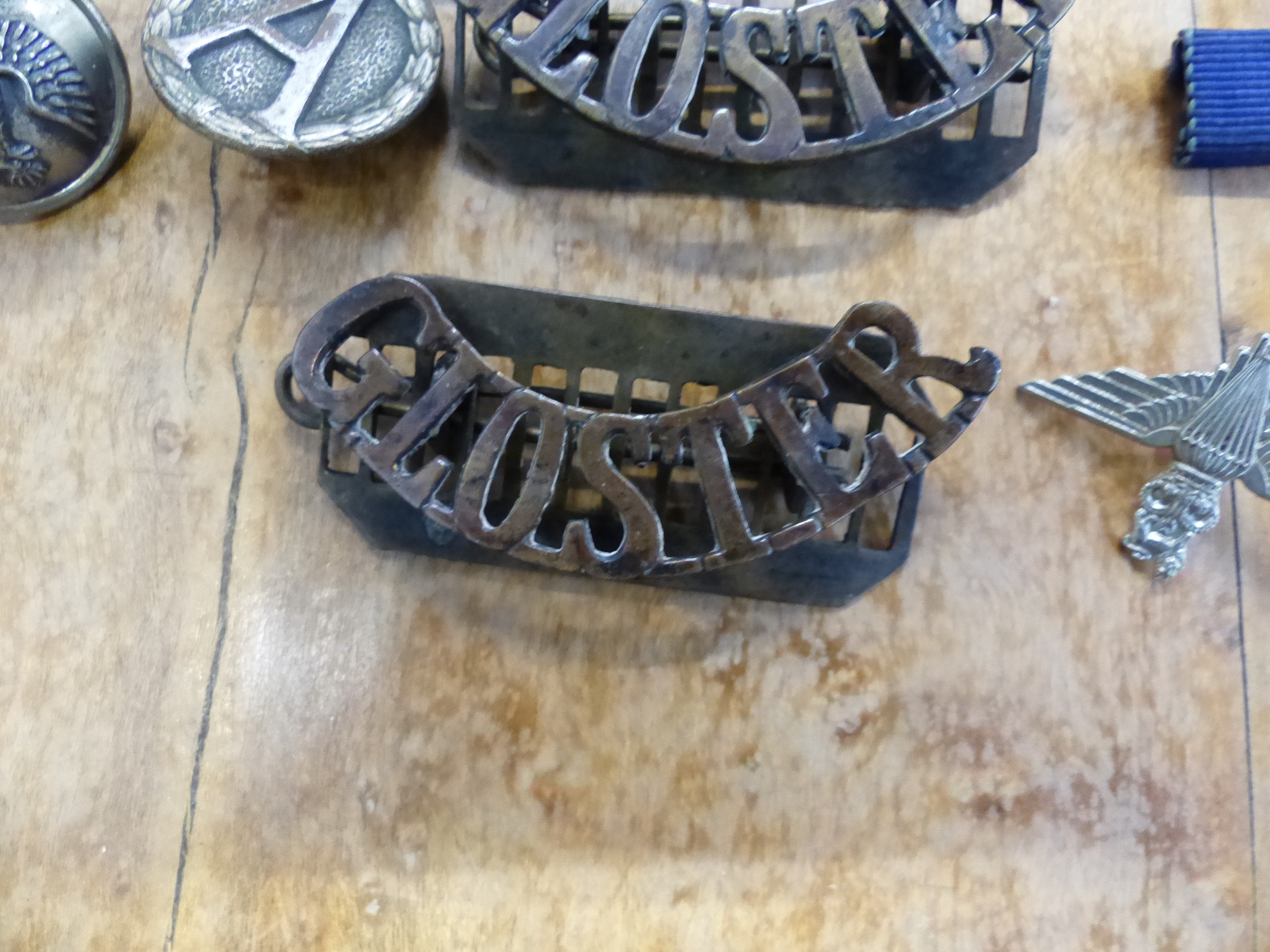 A SMALL COLLECTION OF FIRST AND SECOND WAR BRITISH AND GERMAN MEDALS, CAP BADGES, CLOTH BADGES ETC. - Image 8 of 20