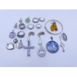 A SELECTION OF SILVER JEWELLERY TO INCLUDE LOCKETS, RINGS, ETC.