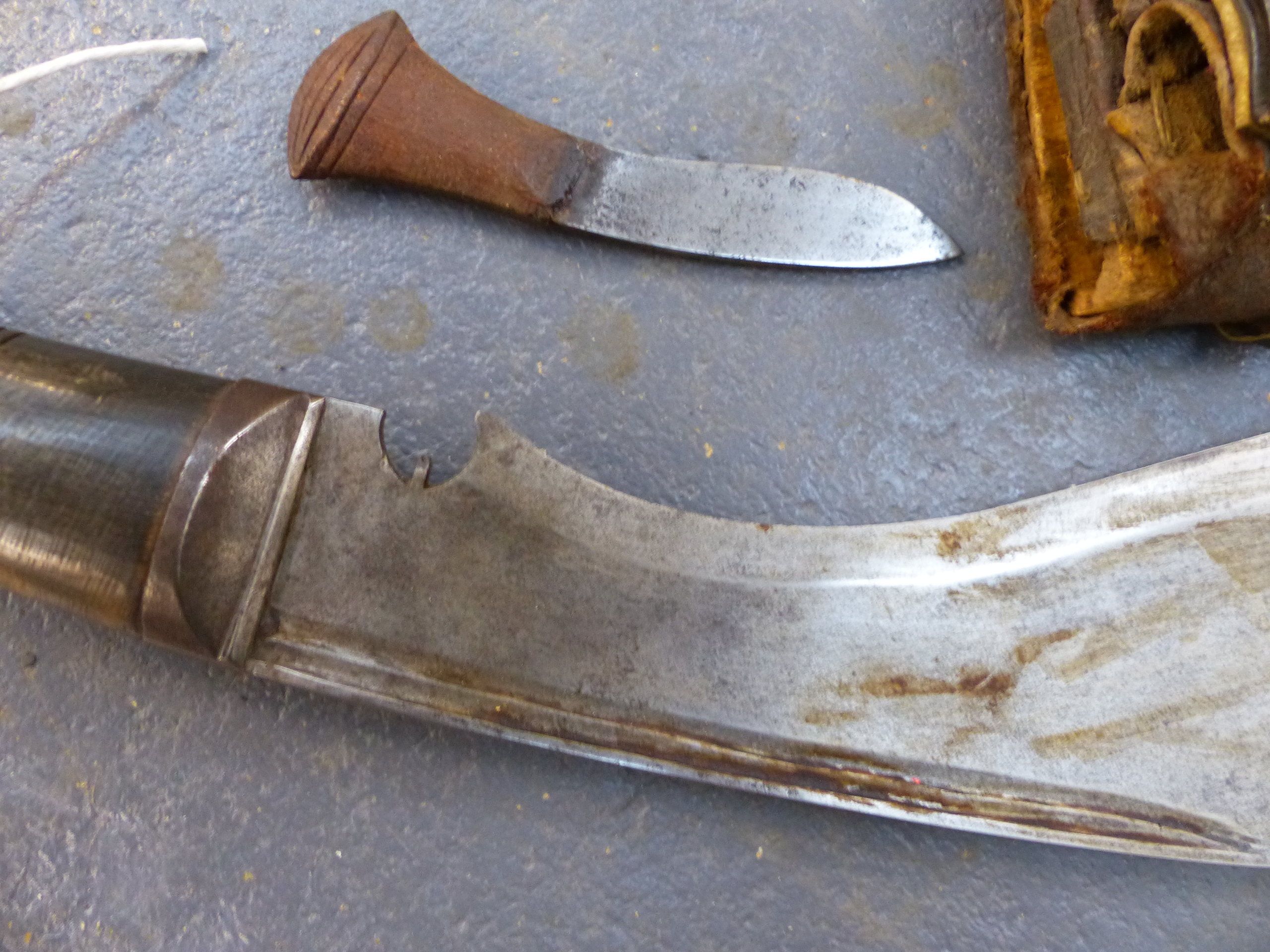 A GOOD GURKHA KUKRI KNIFE TOGETHER WITH A MILITARY BAYONET STAMPED 1917 - Image 14 of 38