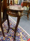 A MAHOGANY AND BRASS MOUNTED JARDINIERE STAND. H.67 x DIA.28cms.