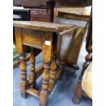 AN OAK DROP LEAF COFFEE TABLE.