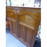 AN EDWARDIAN MAHOGANY CABINET.