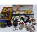 A COLLECTION OF SILVER AND COSTUME JEWELLERY TOGETHER WITH A QUANTITY OF COINS.