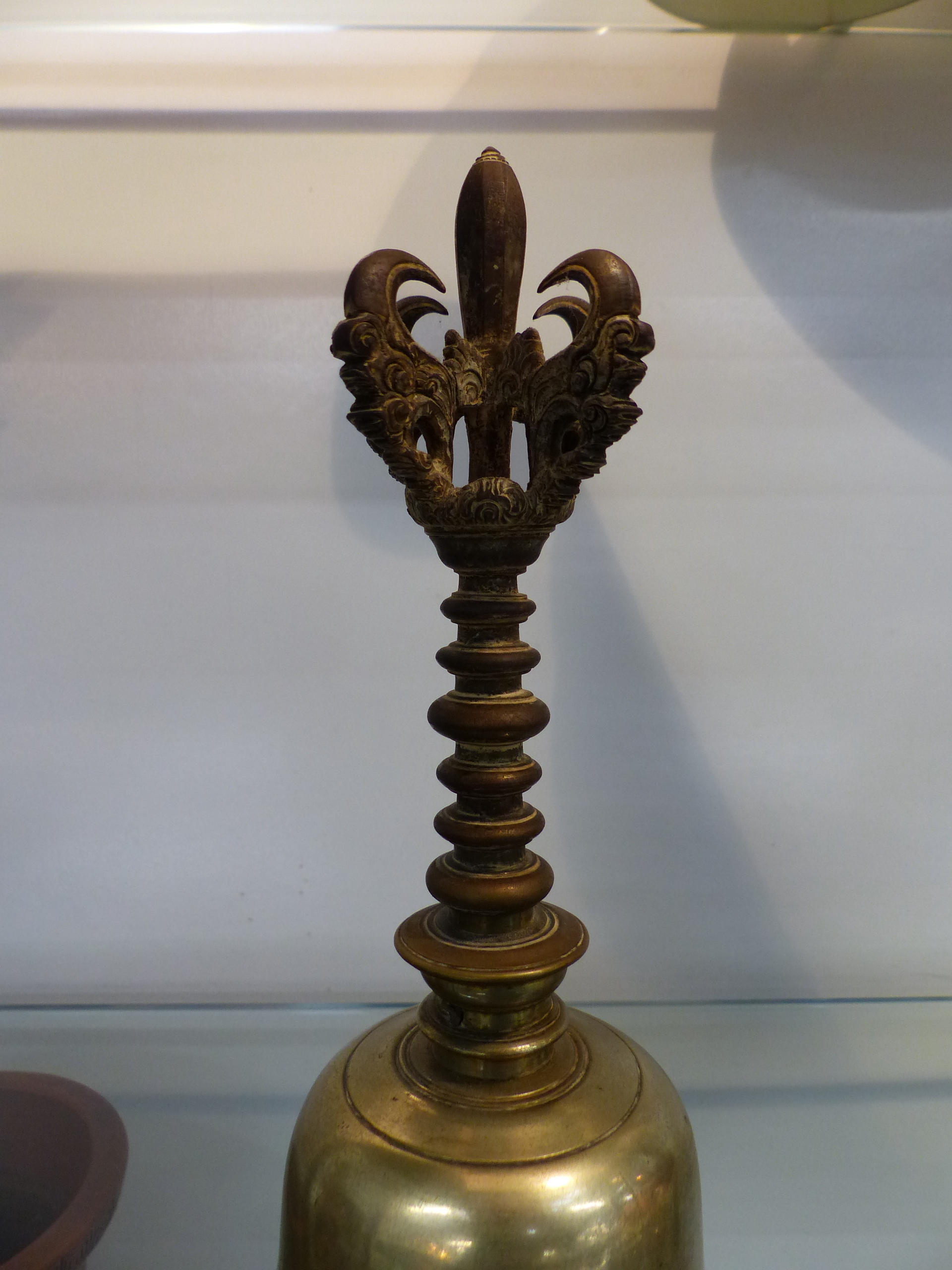 AN EASTERN BRASS PRAYER BELL. - Image 2 of 13