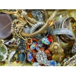 A GOOD COLLECTION OF VINTAGE COSTUME JEWELLERY.